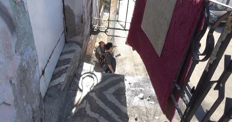 İzmir’de balkonun çökme anı kamerada! Bir anda hayatının şokunu yaşadı