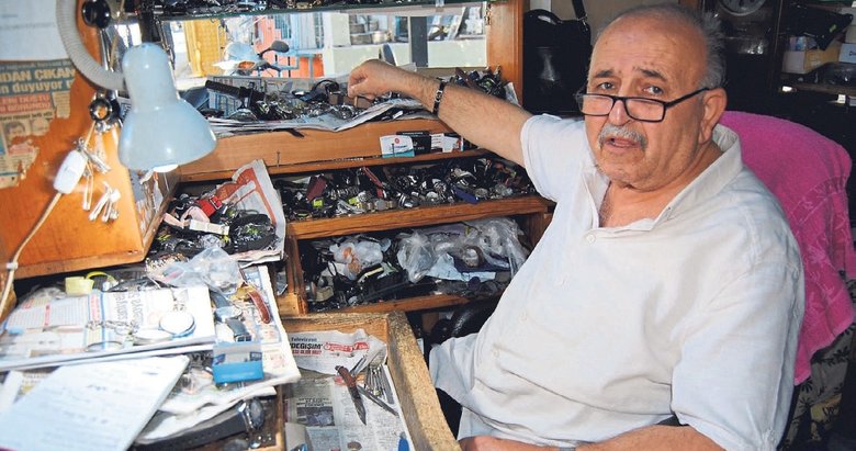 55 yıldır saatlere ayar çekiyor
