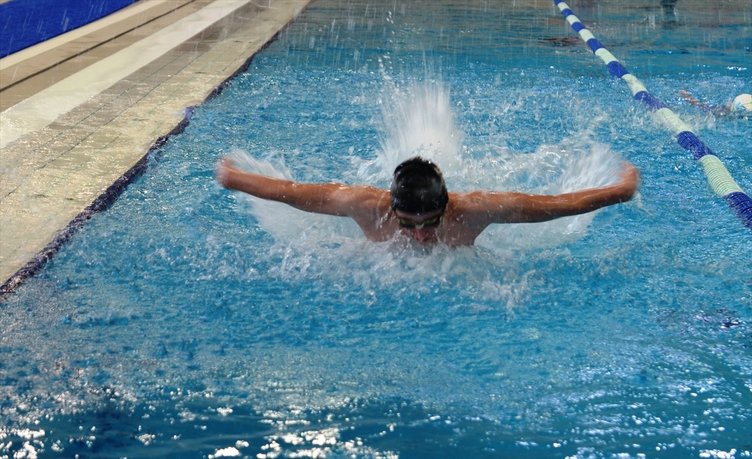 Kütahya’da yaşayan Recep Tula, engelini kulaç atarak aşıyor