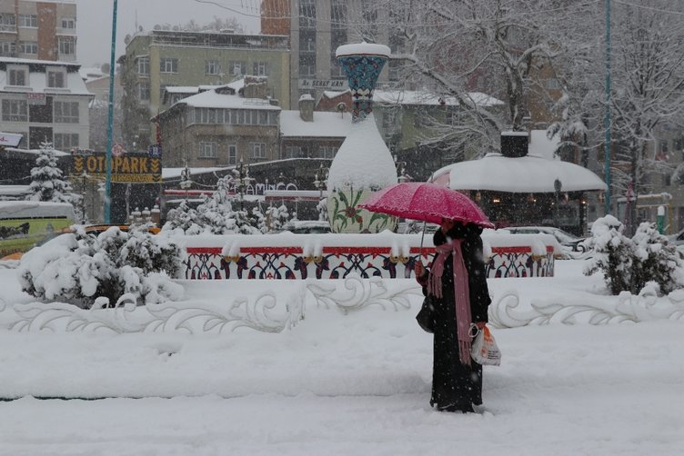 Kütahya’da kar yağışı ulaşımı aksattı