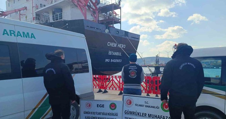 İzmir’de kaçak akaryakıt taşıyan gemiye operasyon! 20 ton 600 kilogramdan fazla ele geçirildi