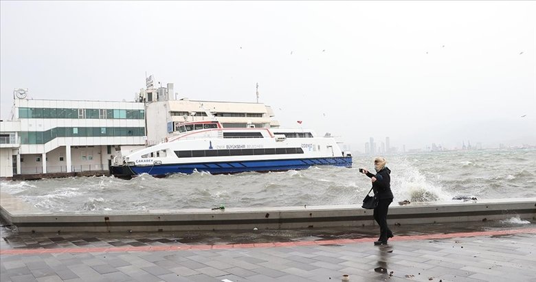 İzmir’de şiddetli rüzgar: Vapur seferleri iptal edildi!
