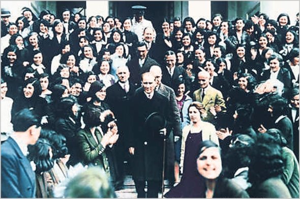 Atatürk Şubat 1931’de İzmir Kız Lisesi’ni ziyaret etti