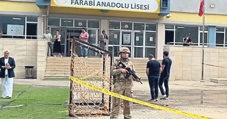 Okul bahçesinde ögretmene kursun