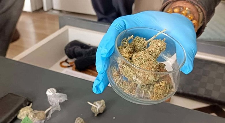 Bu kadarı da ’pes’ dedirtti! Evinde iklimlendirme çadırı kurup, uyuşturucu yetiştirmiş