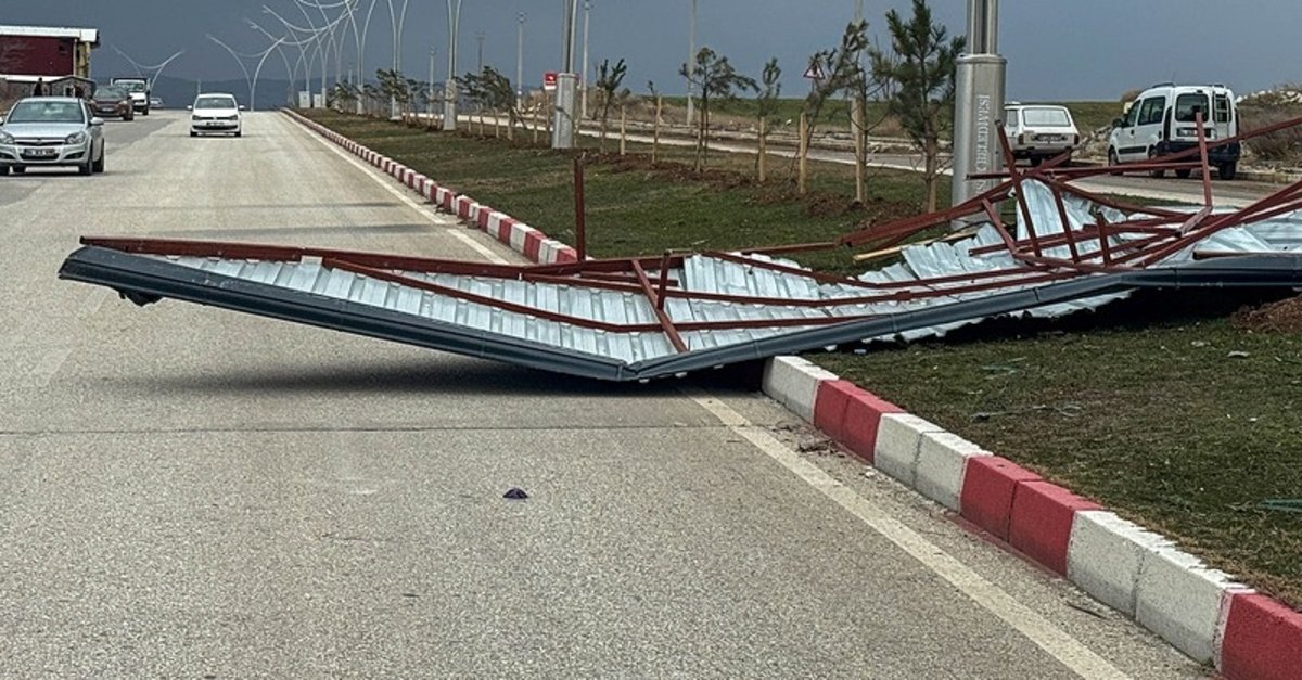 Uşak'ta fırtına hayatı olumsuz etkiledi