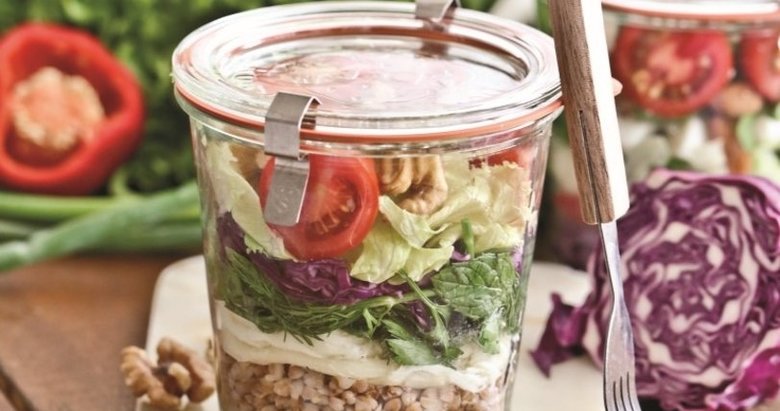 Ofiste sağlıklı beslenmeyi ihmal etmeyin! Kavanoz salata nasıl yapılır? İşte kavanoz salata tarifi...
