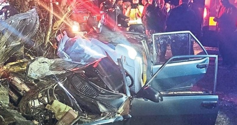 Otomobil ağaca çarptı: 2 ölü, 2 yaralı