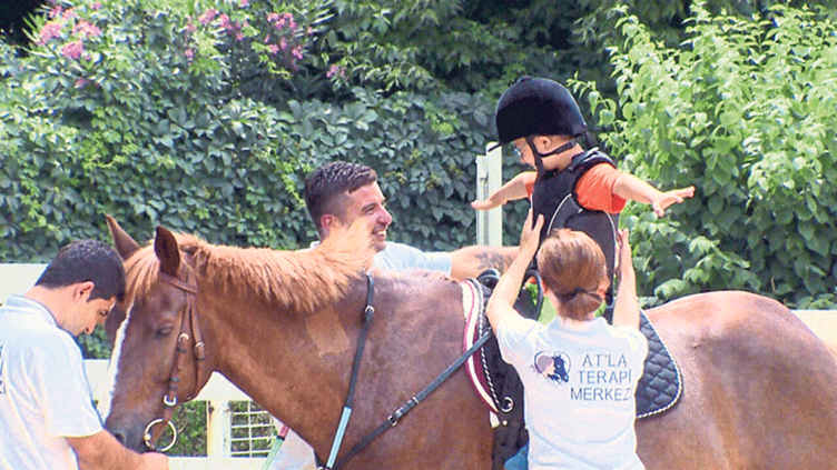 İzmir’de bir ilk! Buca Seyfi Demirsoy Devlet Hastanesi’nde atla terapi imkanı