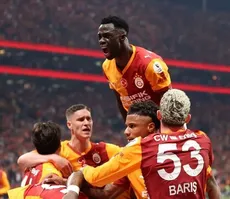 Aslan hem dipte hem zirvede