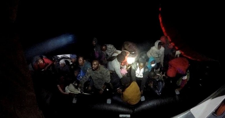 Çanakkale ve Balıkesir açıklarında 74 sığınmacı kurtarıldı