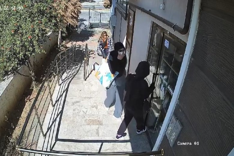 Plastik şişeyle kapıları açan hırsız kadınlar yakalandı