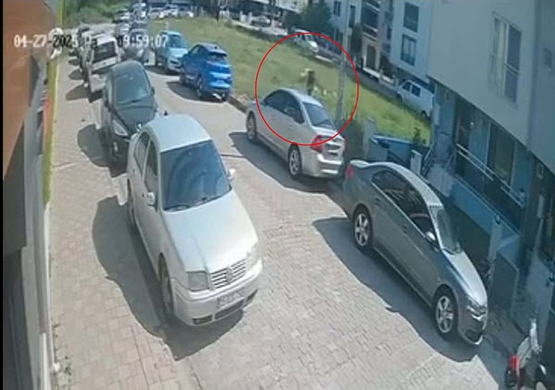 Aydın’da sokak köpeklerinden kaçan genç başını duran otomobile çarptı!