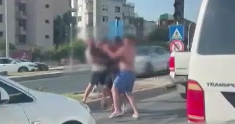 Kuşadası’nda trafikte dehşet: Tekme ve yumrukların havada uçuştuğu kavgaya 2 gözaltı!