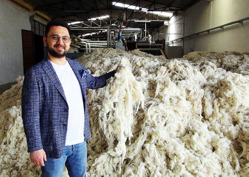 Ege De Bir Kisi Isledigi Koyun Yunlerini Dunyaya Satiyor