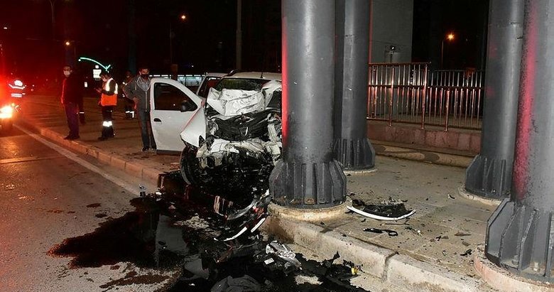 Köprünün ayağına daldı! İzmir’deki korkunç kazada araç bu hale geldi