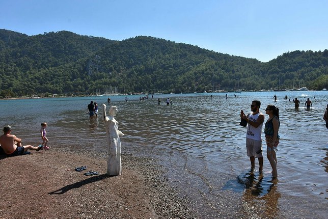 Kızkumu'nun 'prenses' heykeli şimdi de 'küllük' olarak kullanılıyor