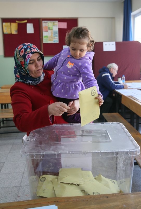 İzmirliler oylarını kullandı. İşte İzmir’den seçim manzaraları...