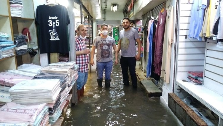İzmir’de yağış hayatı felç etti, caddeler göle döndü