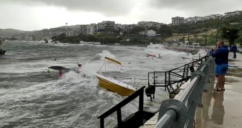 İzmir’de fırtına! Tekneler battı