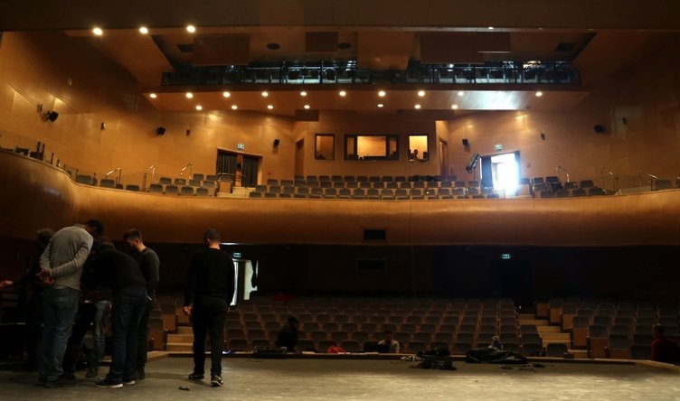 İzmir yeni tiyatro sahnesine kavuştu