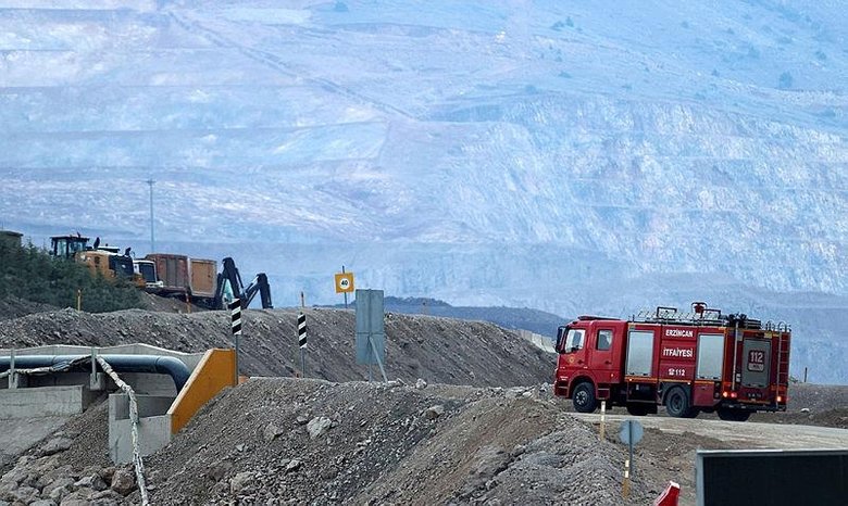 Erzincan’daki toprak kaymasında son durum! Yüzlerce personel 9 işçiyi kurtarmak için zamanla yarışıyor