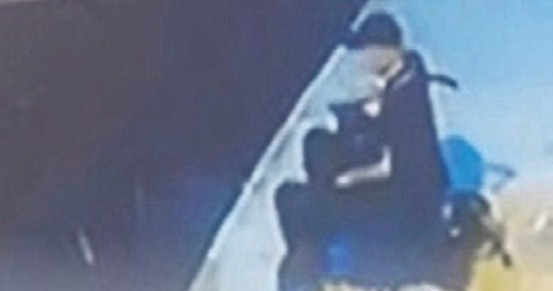 Engelli adam kendini iskeleden denize bıraktı