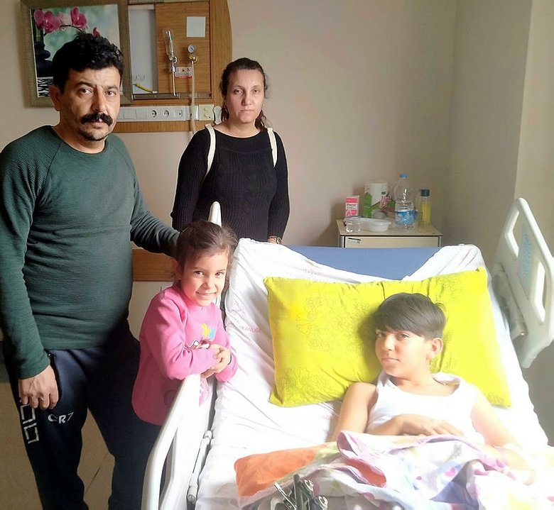 Köpeklerden kaçarken cipin altında kaldı