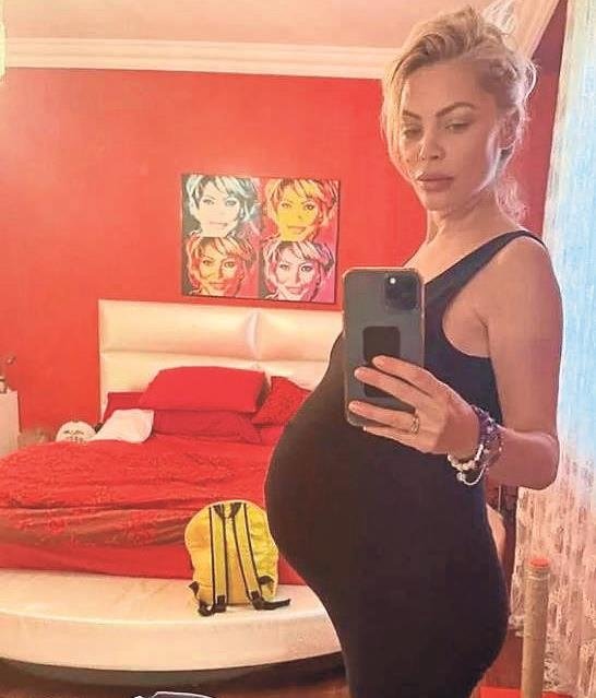 49 yaşında ikizlerini kucağına aldı