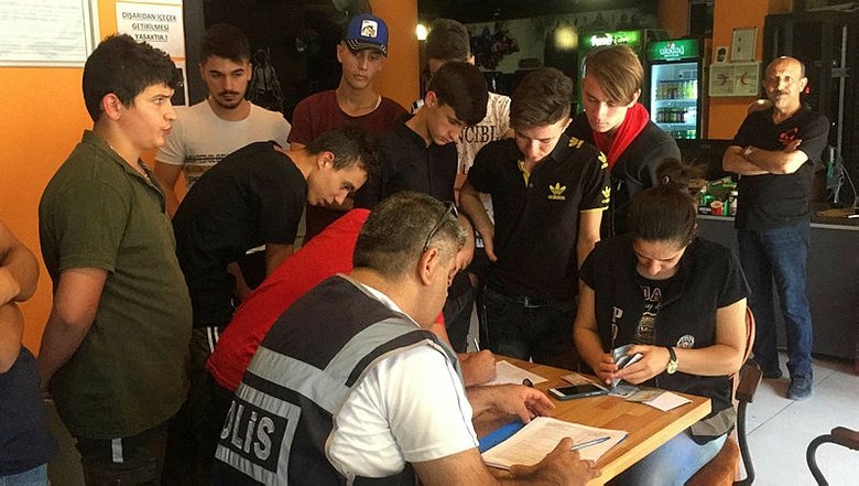 Uşak’ta polis ekipleri internet kafeleri denetledi