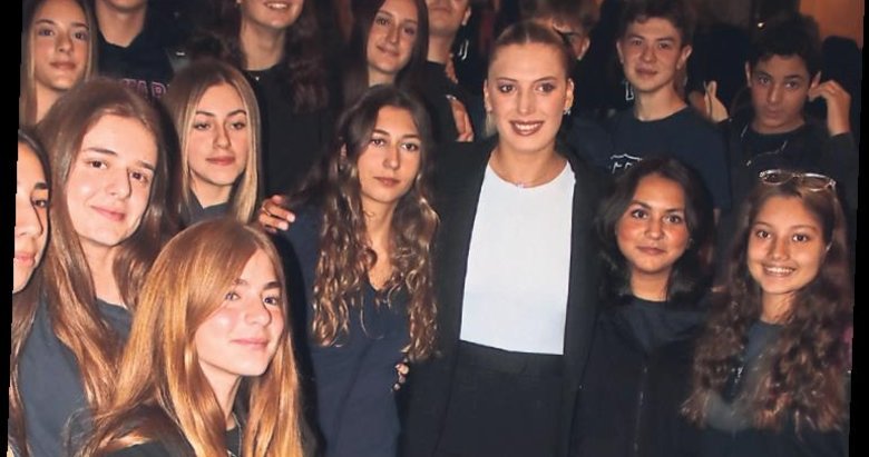 Cansu Özbay akademi startı verdi