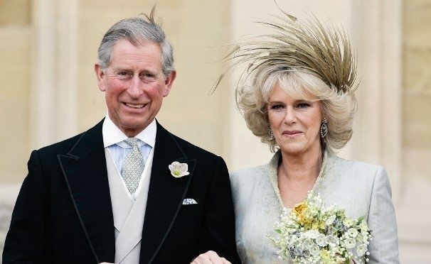 Taç giyme töreninin davetiyesi ortaya çıktı: Kral Charles’ın eşi Camilla ’Kraliçe’ oluyor