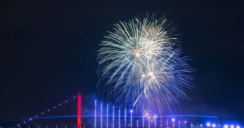 Ünlüler 2025 için kutlama mesajları paylaştı: Mutlulukların paylaşıldığı bir yıl olsun