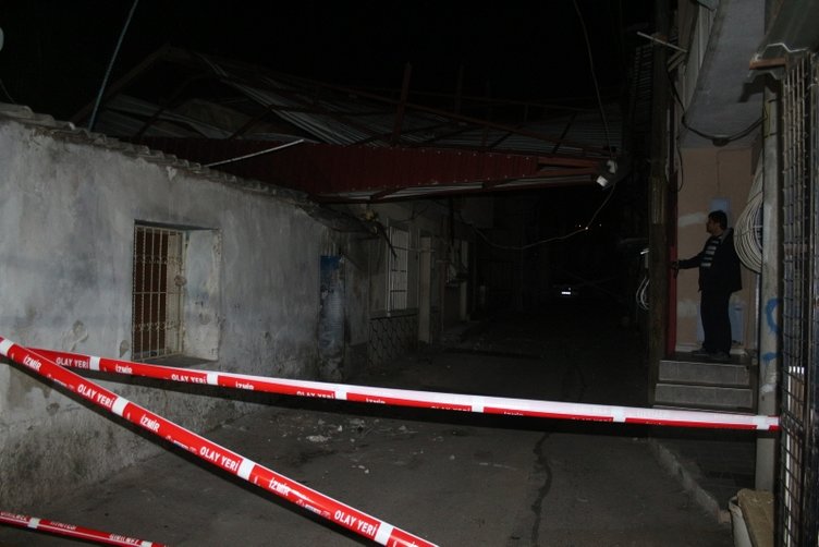 İzmir’de fırtına etkili oldu, çatıları uçurdu