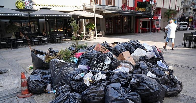 İzmir’de çöp dağları! Ödeme alamayan bazı belediye çalışanları iş bıraktı