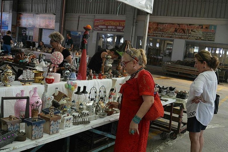 Aliağa’daki antika pazarı ziyaretçileri zaman yolculuğuna çıkarıyor