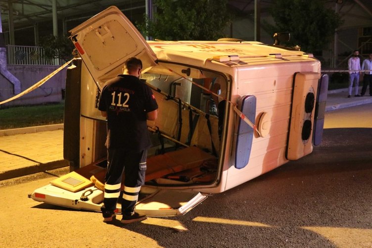 Denizli’de feci kaza! Hasta taşıyan ambulans devrildi