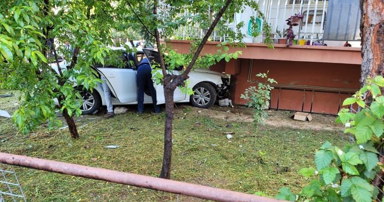 Sivil polis aracı kazaya karıştı: 1 polis yaralı