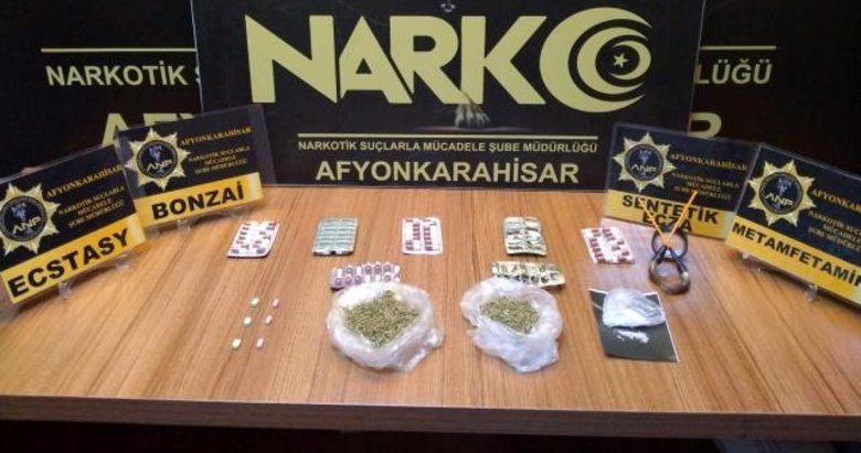 Polisi görünce uyuşturucu maddeleri yola attılar