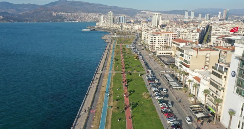 İzmir’de hava sıcaklığının artmasıyla sahilde yoğunluk gözlendi