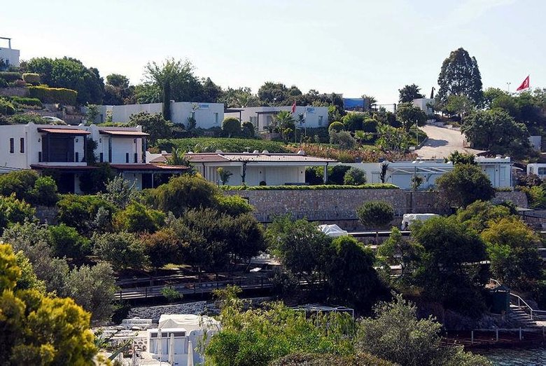 Yılmaz Özdil’in kaçak villasında yalanlara belgeli cevap! ’Mütevazı bir ev’ dediği villada spor salonu bile var