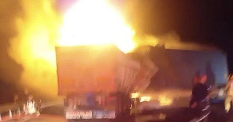 Manisa’da faciadan dönüldü! Kaza yapan tırlar alev aldı