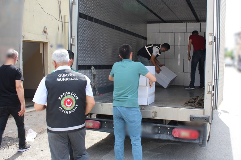 izmir-ve-mersinde-kacak-sigara-ureticilerine-operasyon-14-milyon-28-bin-bos-makaron-ele-gecirildi-1655460022986.jpg