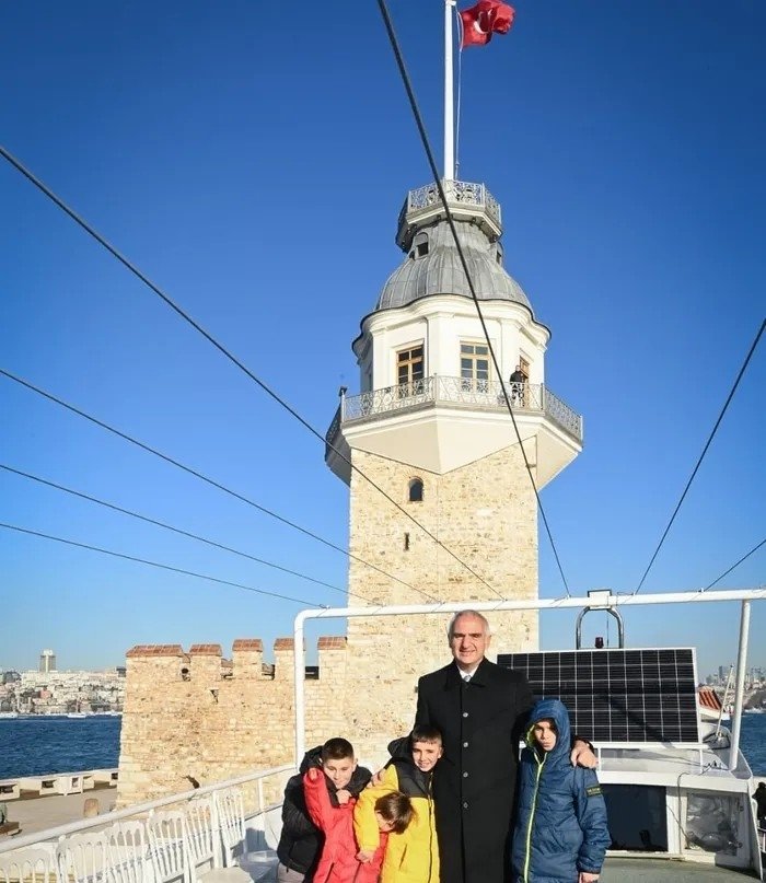 hayalleri-istanbulu-gormekti-bakan-ersoy-o-cocuklarla-bulustu-1768035144436.jpeg