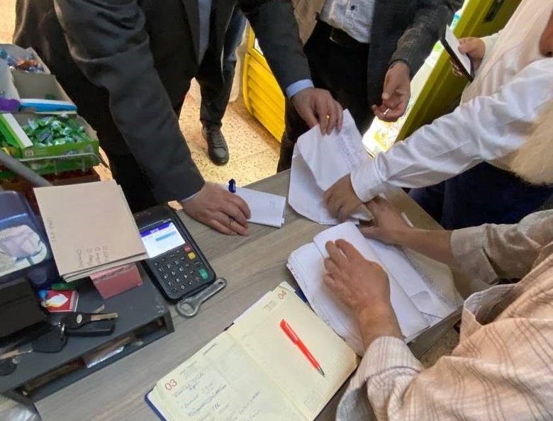 İzmir’de zimem defteri geleneğiyle ihtiyaç sahiplerinin borçlarını ödedi