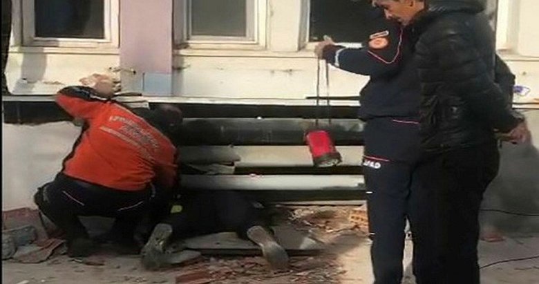 Afyon’da sıkışan yavru köpeği binanın duvarını yıkıp kurtardılar