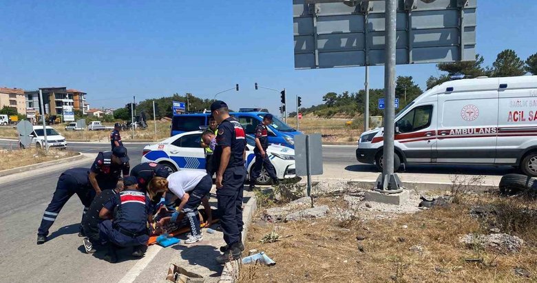 Çanakkale’de feci kaza! Otomobil seyir halindeki motosiklete çarptı: 1’i ağır 2 yaralı
