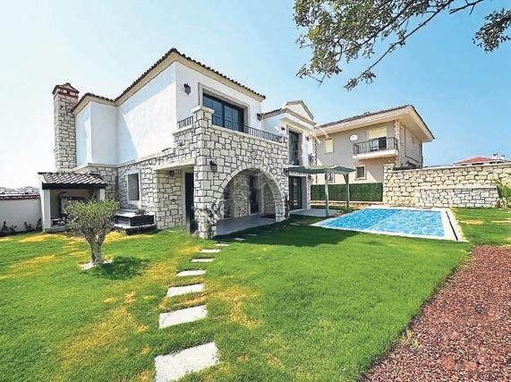 4 İspanyol dedektif uluslararası soyguncu Yasemin’in peşinde