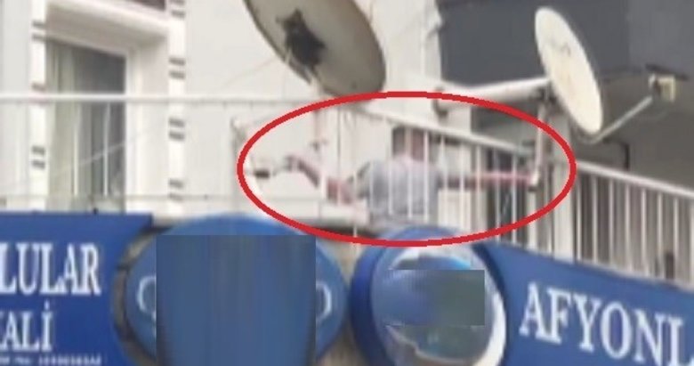 İzmir’de alkollü bir kişi, balkondan esnafa balta fırlattı