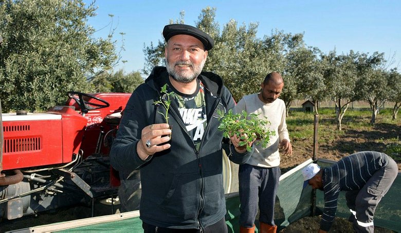 Hüsnü Şenlendirici, İzmir’deki çiftliğinde köy hayatı yaşıyor